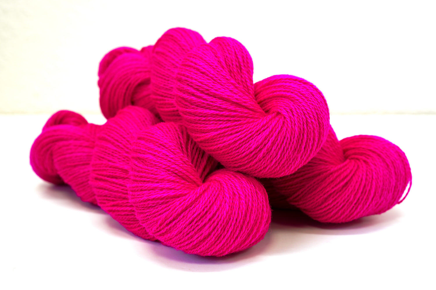 Neon pink New Zealand wool yarn - 107