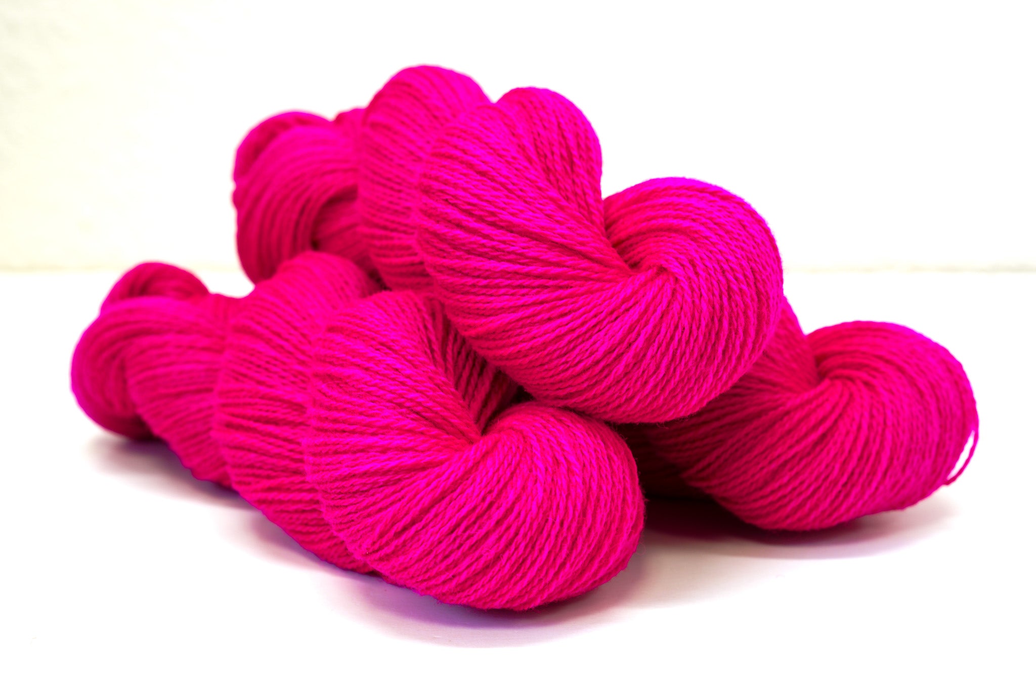 Neon pink New Zealand wool yarn - 107