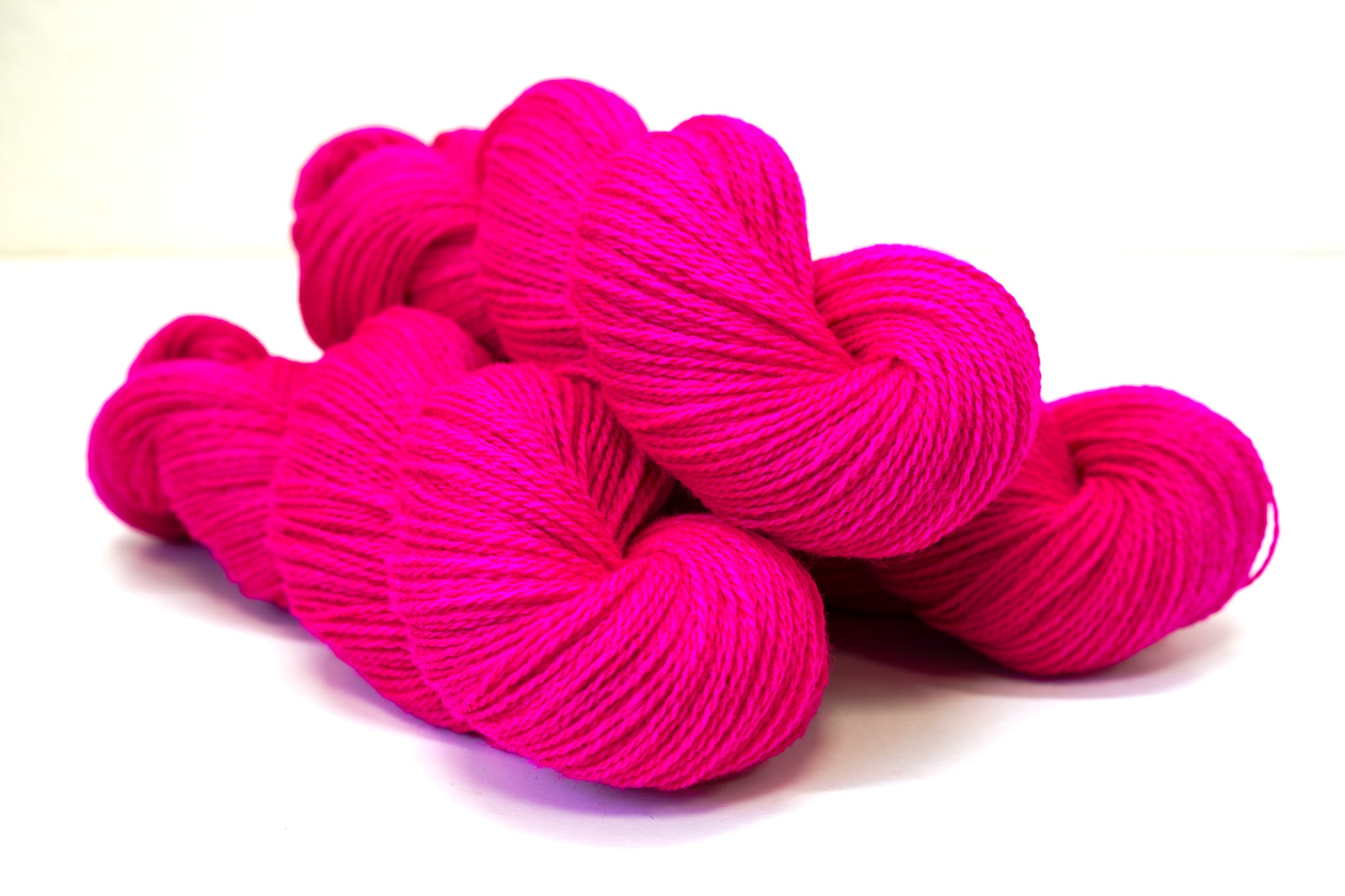 Neon pink New Zealand wool yarn - 107