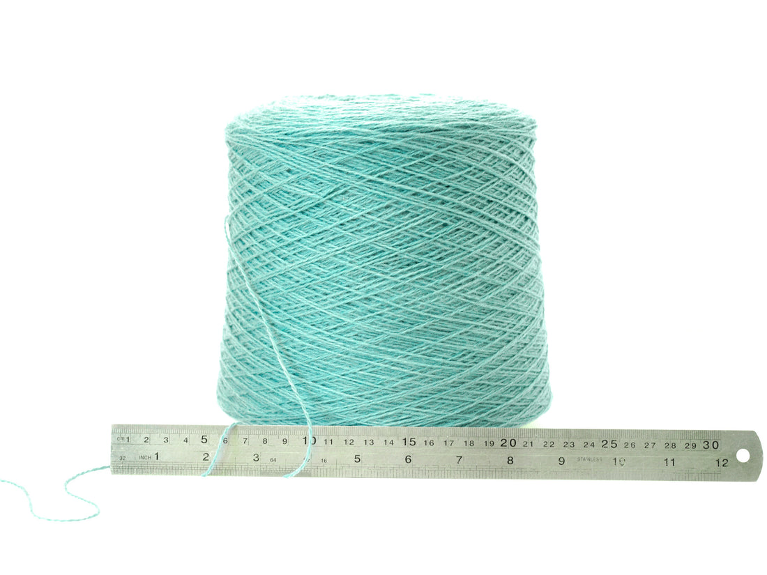 Mintblaue, weiche Merinowolle auf Konus - 900 g / 31,7 oz.