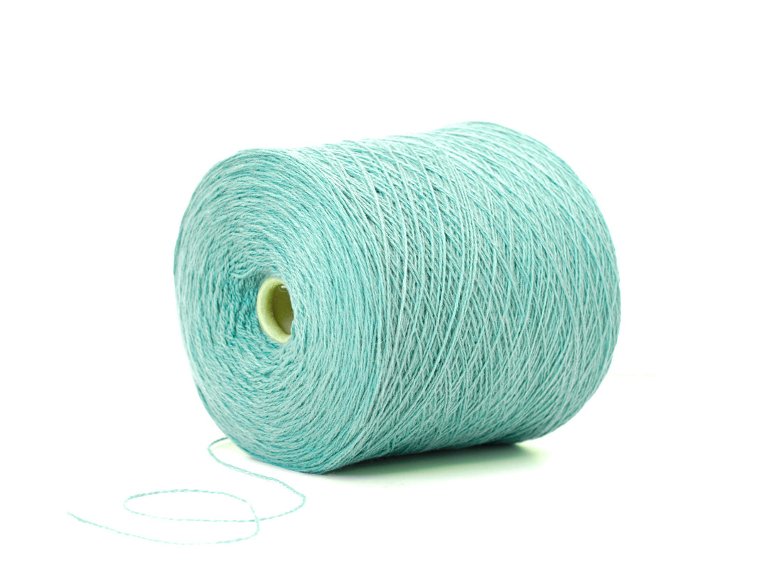 Mintblaue, weiche Merinowolle auf Konus - 900 g / 31,7 oz.