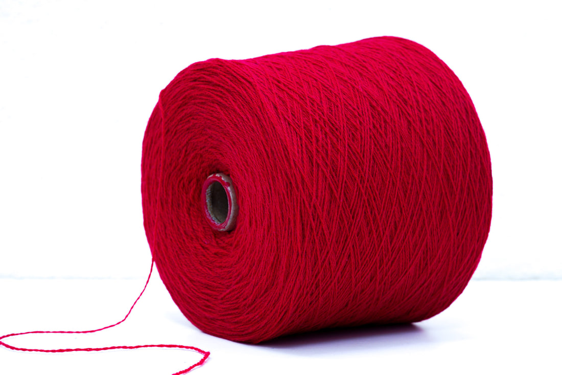 Leuchtend rote, weiche Merinowolle auf Kegel – 900 g.