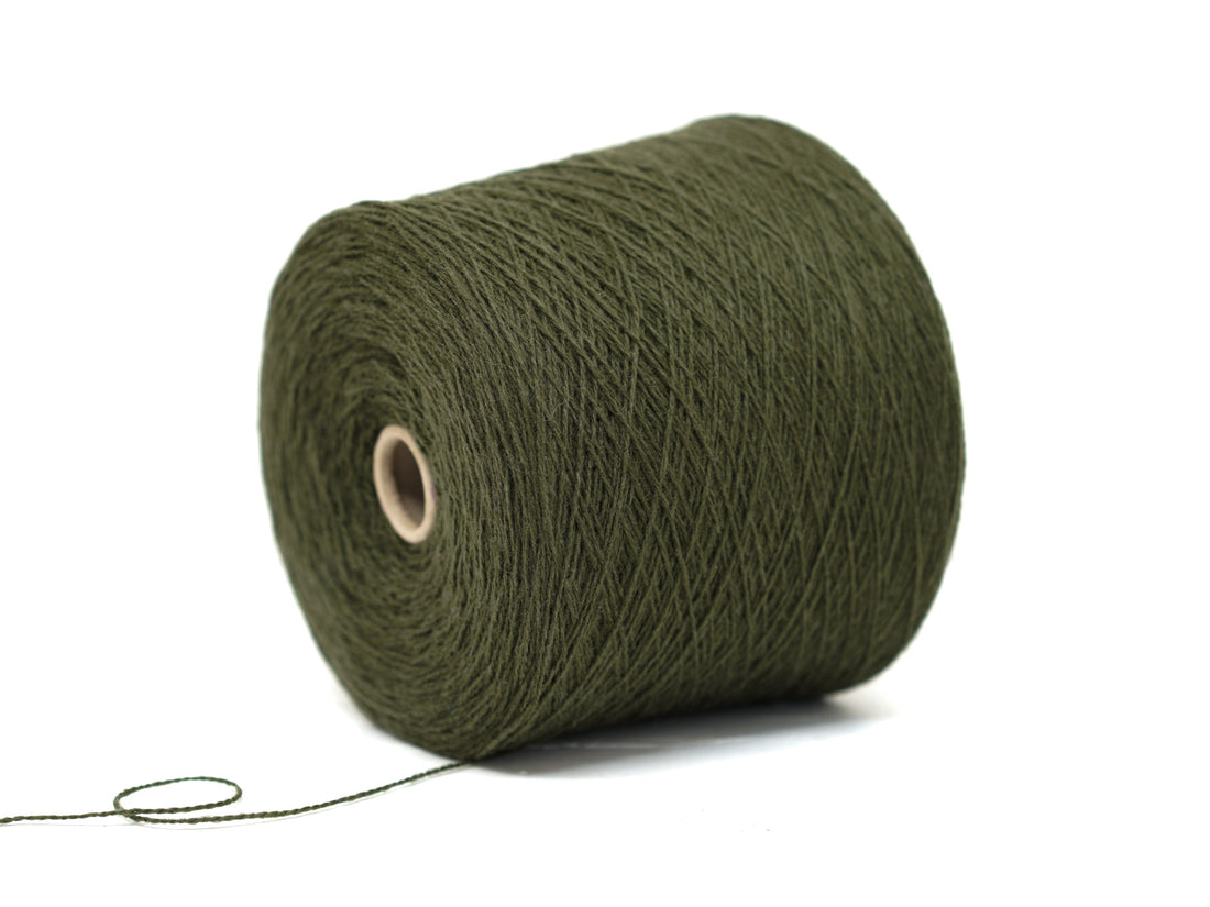 Weiche Merinowolle in Camouflage-Grün auf der Konusrolle – 900 g / 31,7 oz