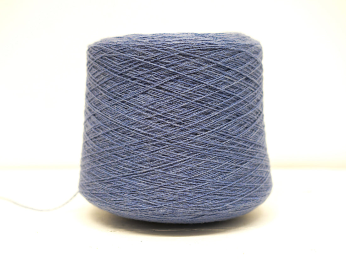 Stahlblaue, weiche Merinowolle im Konus - 900 g / 31,7 oz.