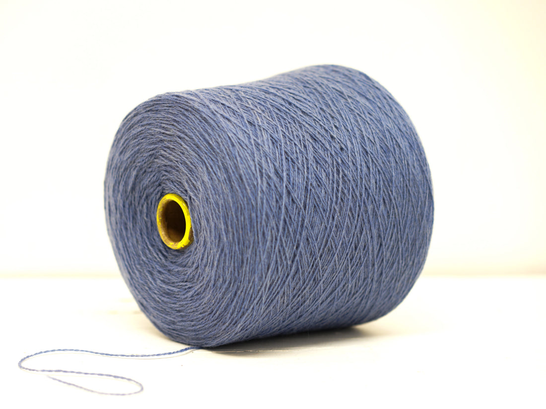 Stahlblaue, weiche Merinowolle im Konus - 900 g / 31,7 oz.