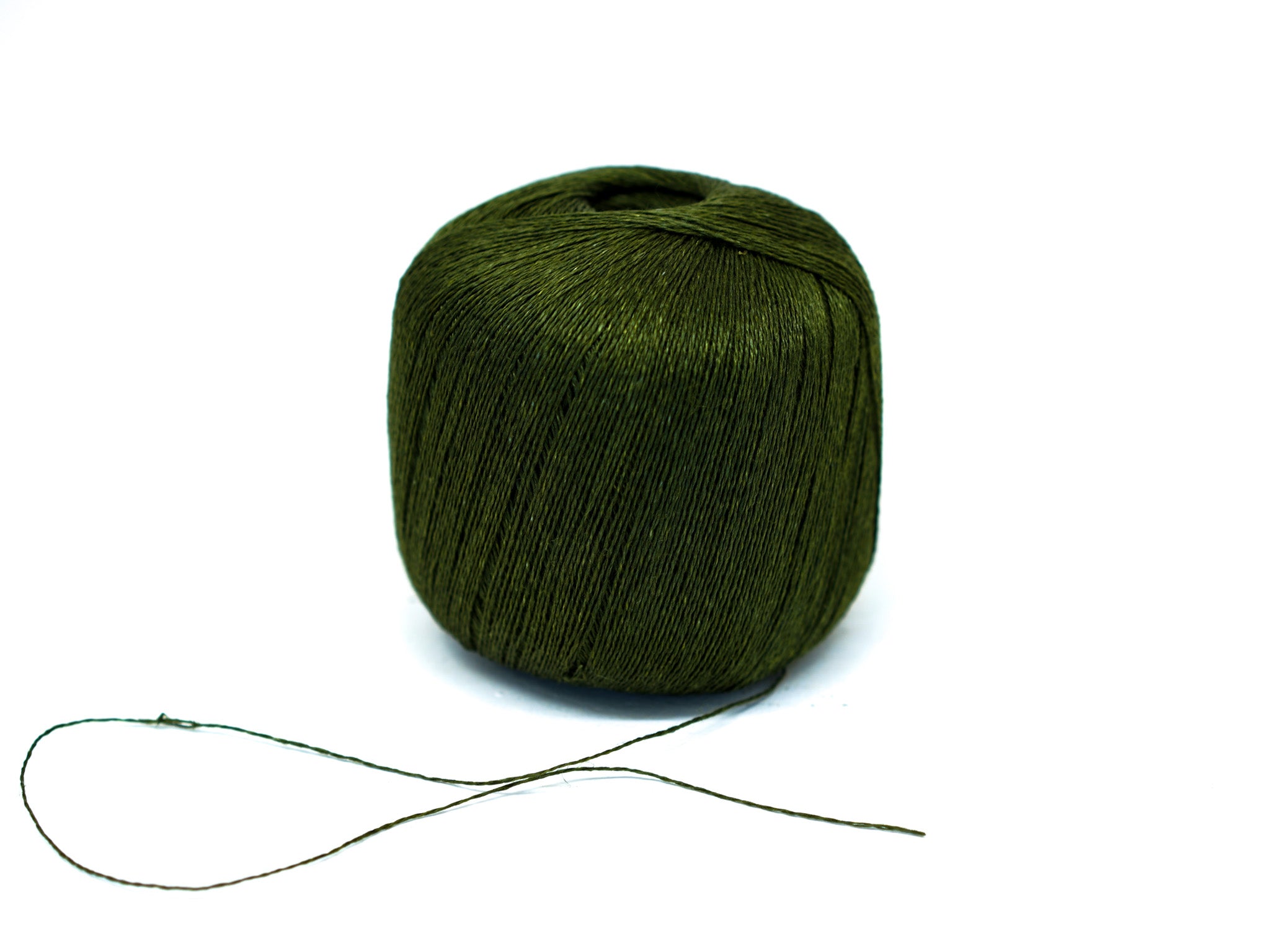 100% linen yarn in deep green mélange color 100g/475m