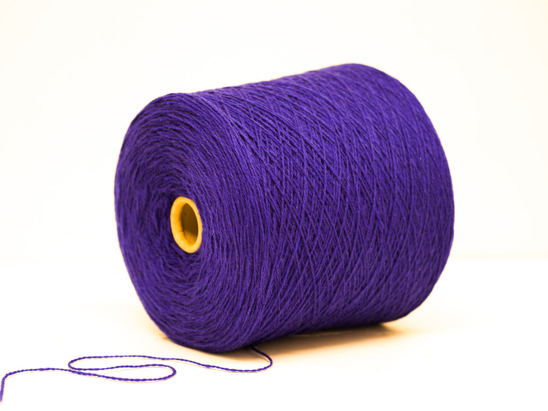 Violettblaue, weiche Merinowolle im Konus - 900 g / 31,7 oz.