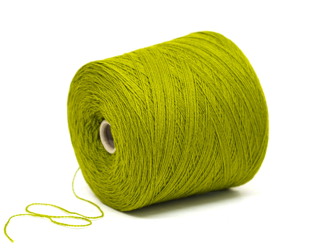 Limettengrüne, weiche Merinowolle auf Konus - 900 g/31,7 oz.