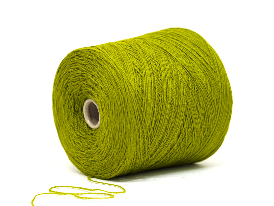 Limettengrüne, weiche Merinowolle auf Konus - 900 g/31,7 oz.