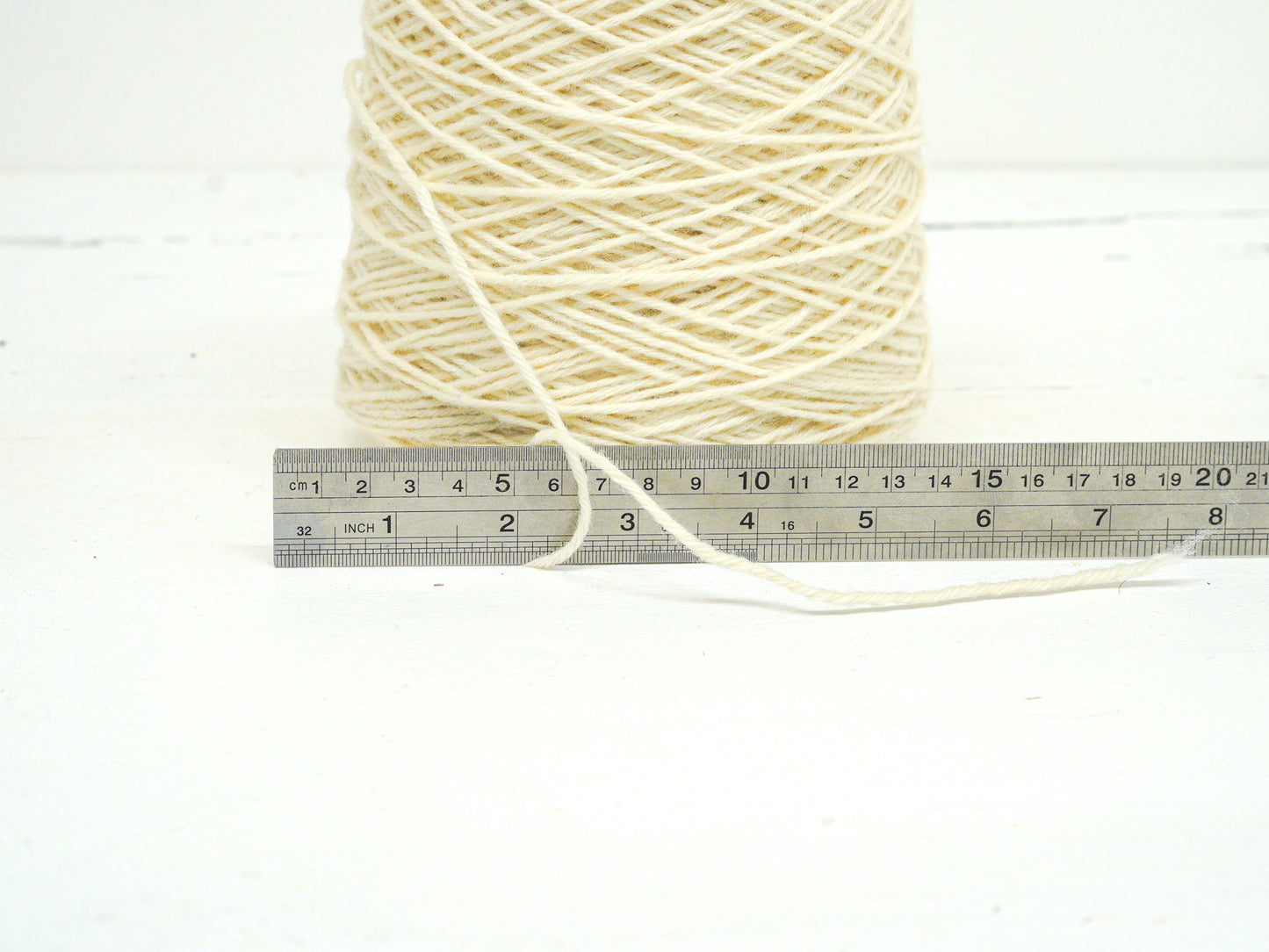 Milk-white tufting wool in cone - 500g