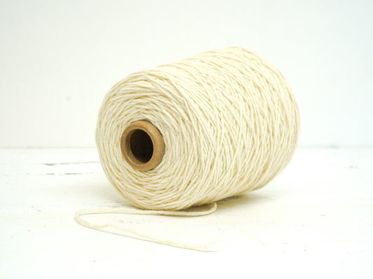 Milk-white tufting wool in cone - 500g