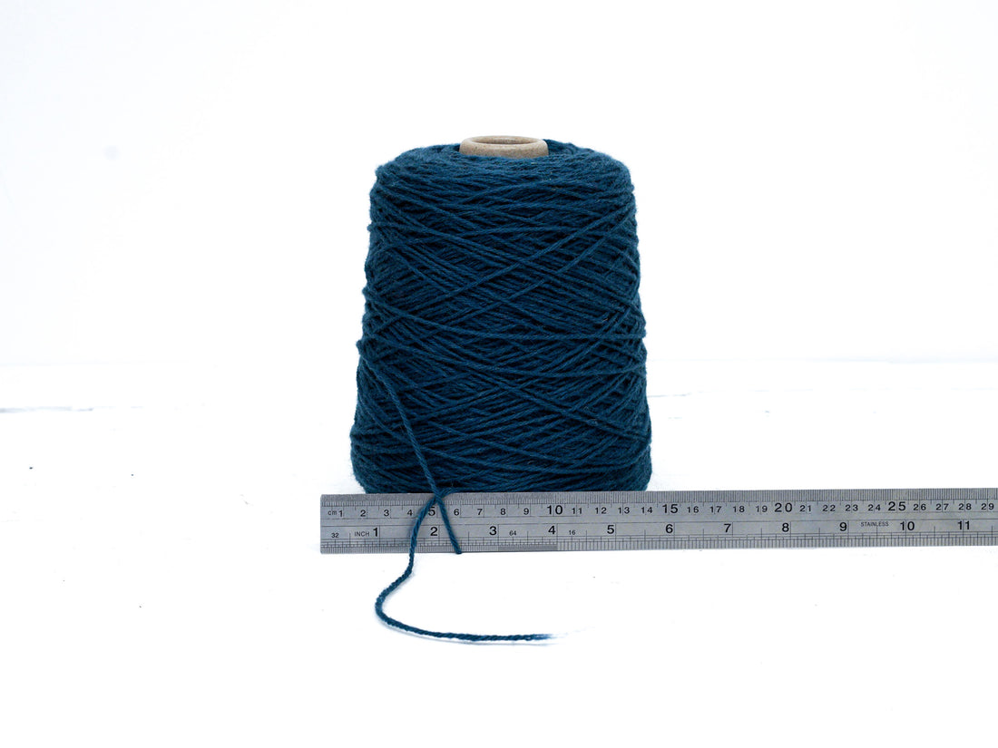 Smaragdblaue Teppichwolle im Konus - 385