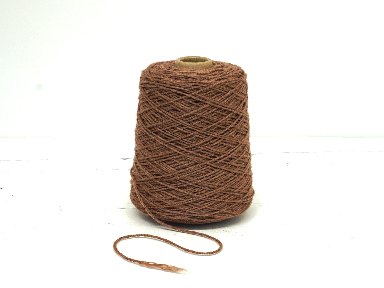 Taupe-brown rug wool yarn in cone - 264