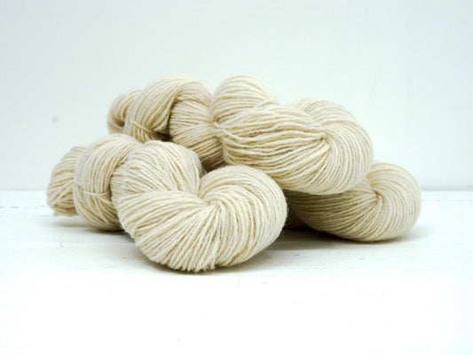 Samoyed Dog Wool Blend Yarn – 60% Wool, 40 Samoyed Dog Fur - 230 m DK