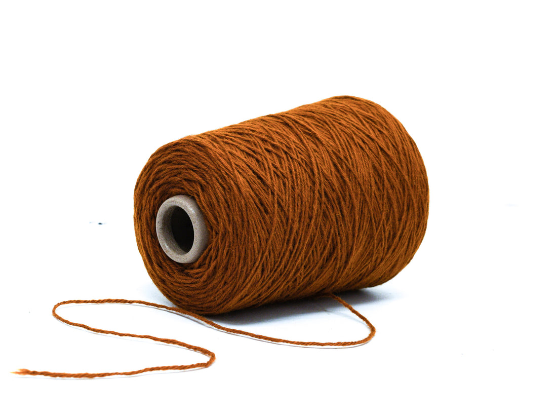 Zimtfarbenes Wollgarn auf Konus - 292