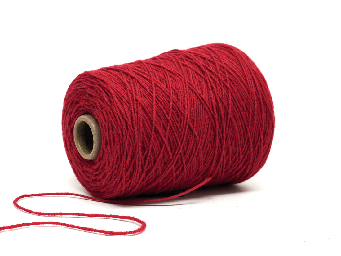 Leuchtend rotes Wollgarn auf Konus - 560
