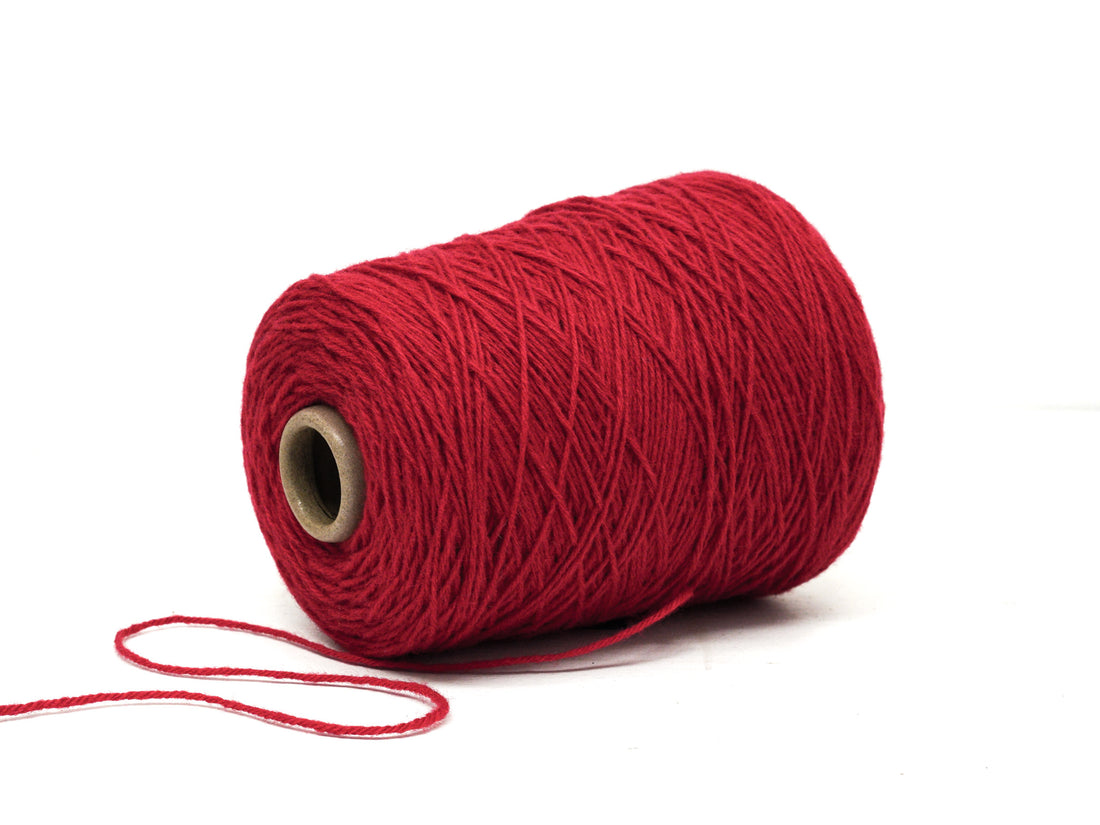 Leuchtend rotes Wollgarn auf Konus - 560
