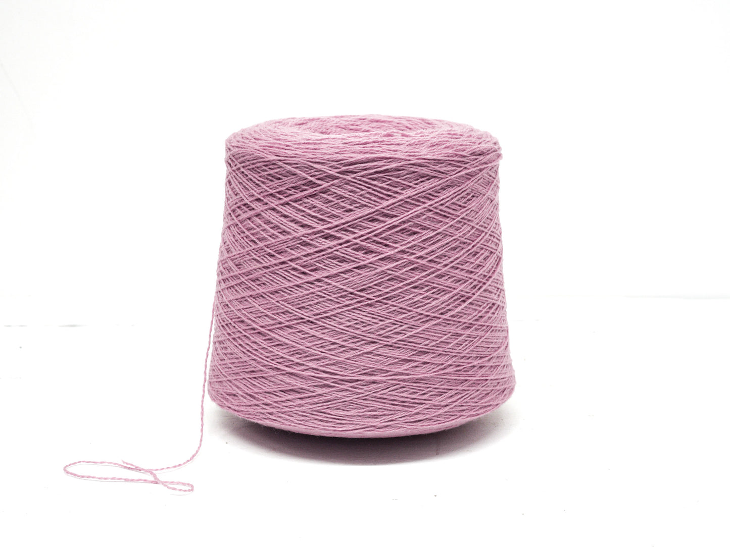 Ash rose soft merino wool in cone - 900g / 31,7oz.