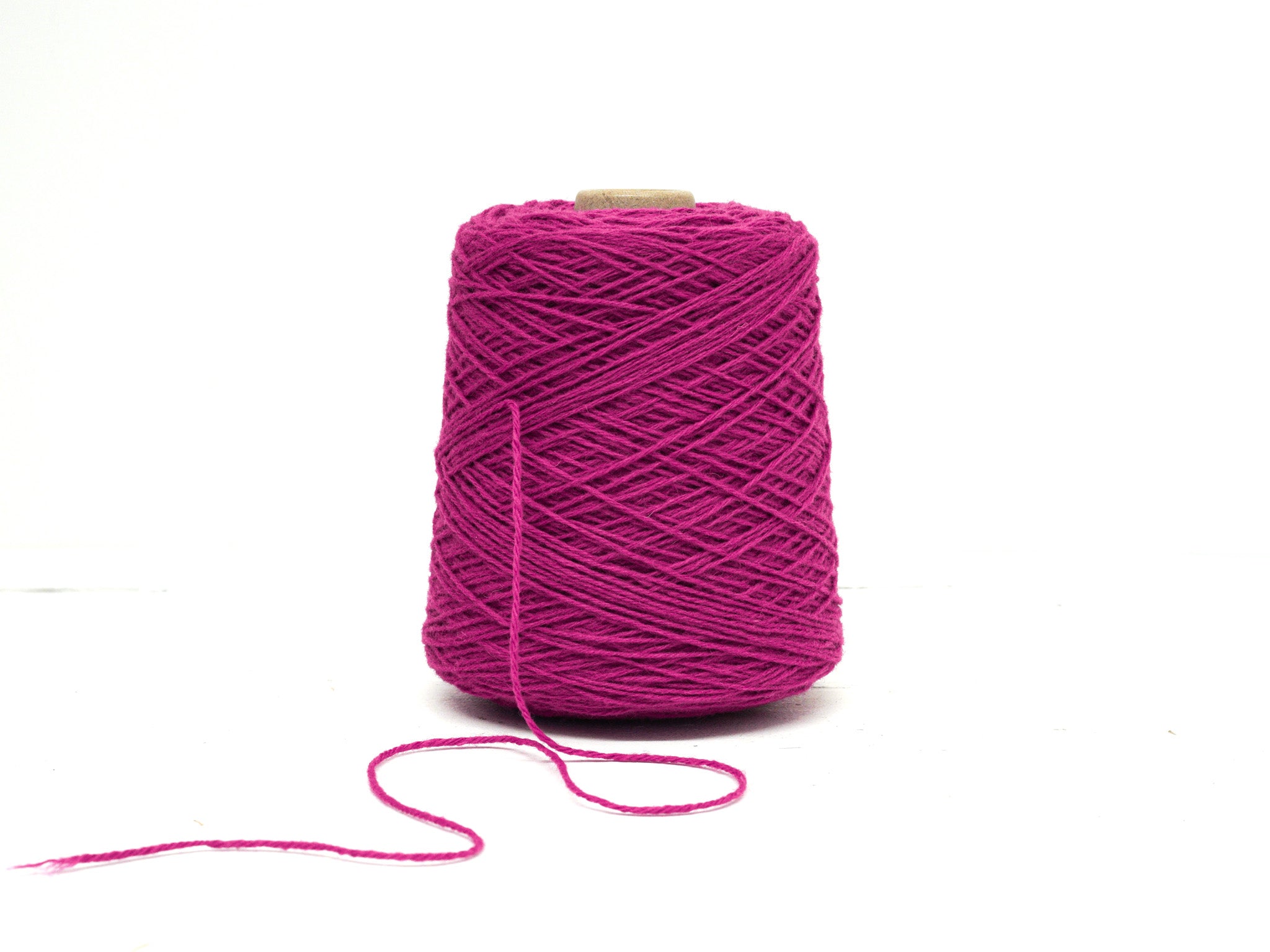 Cyclamen Carpet wool in cone - 95