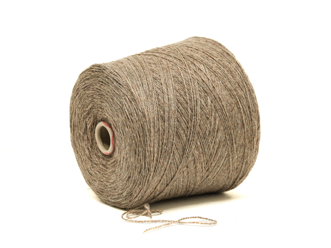 Graubraun - ungefärbt - weiche Merinowolle im Konus - 900 g/31,7 oz.