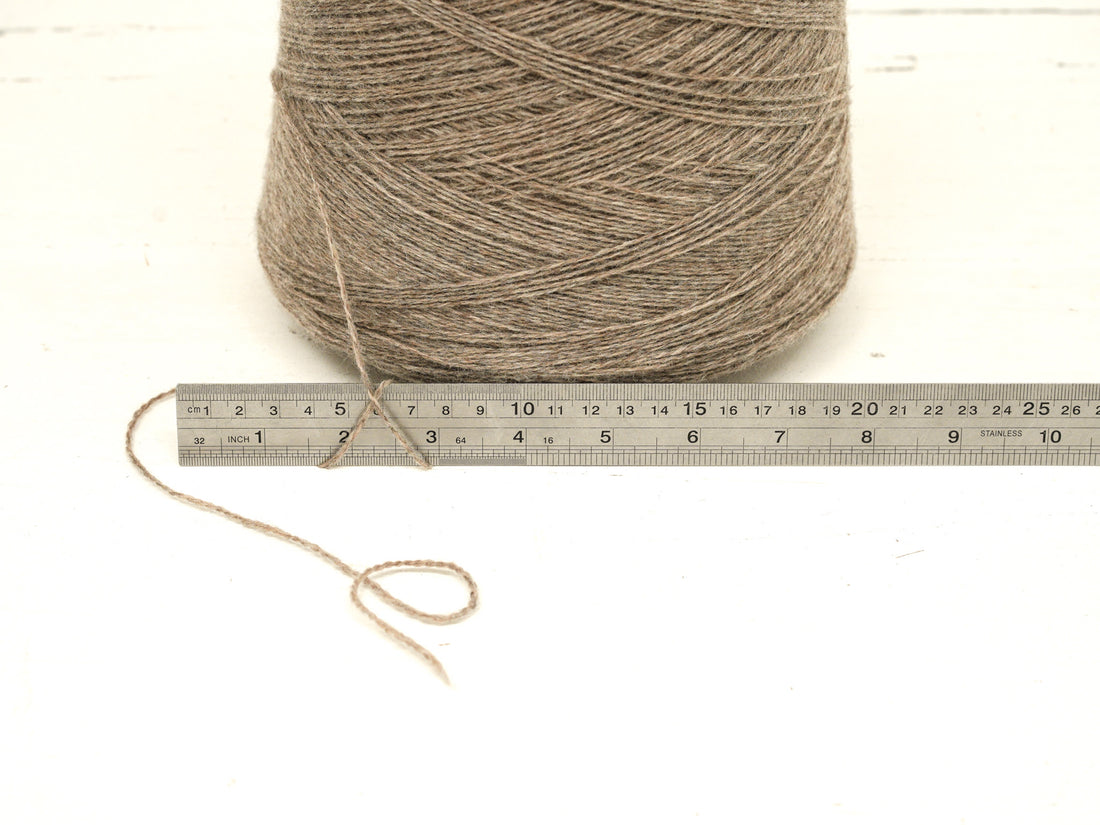 Graubraun - ungefärbt - weiche Merinowolle im Konus - 900 g/31,7 oz.