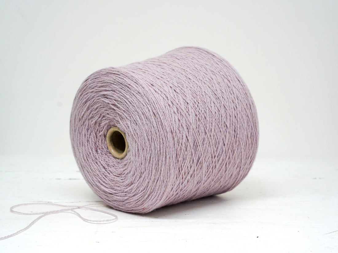 Staubiges Lila, weiche Merinowolle im Konus - 900g / 31,7oz.
