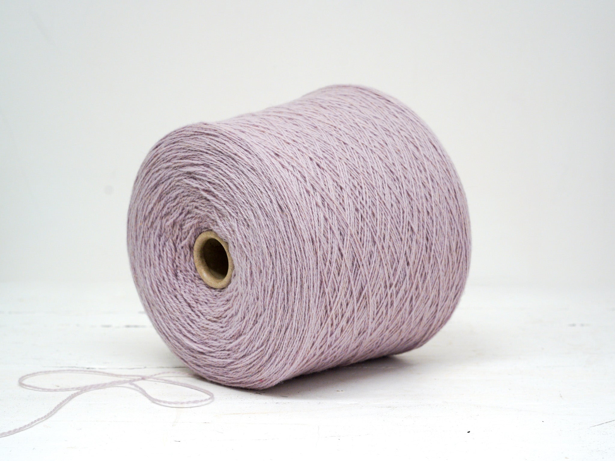 Dusty lilac soft merino wool in cone - 900g / 31,7oz.