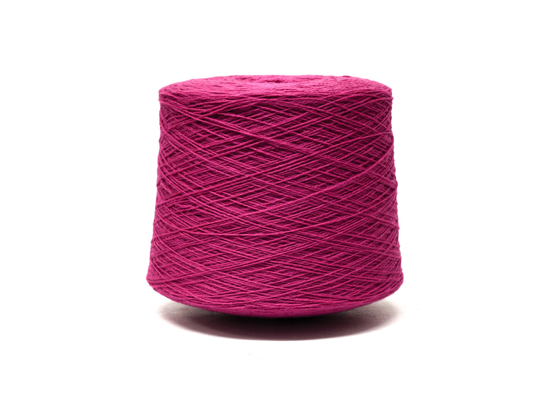 Fuchsienrosa, weiche Merinowolle auf Kegel – 900 g.