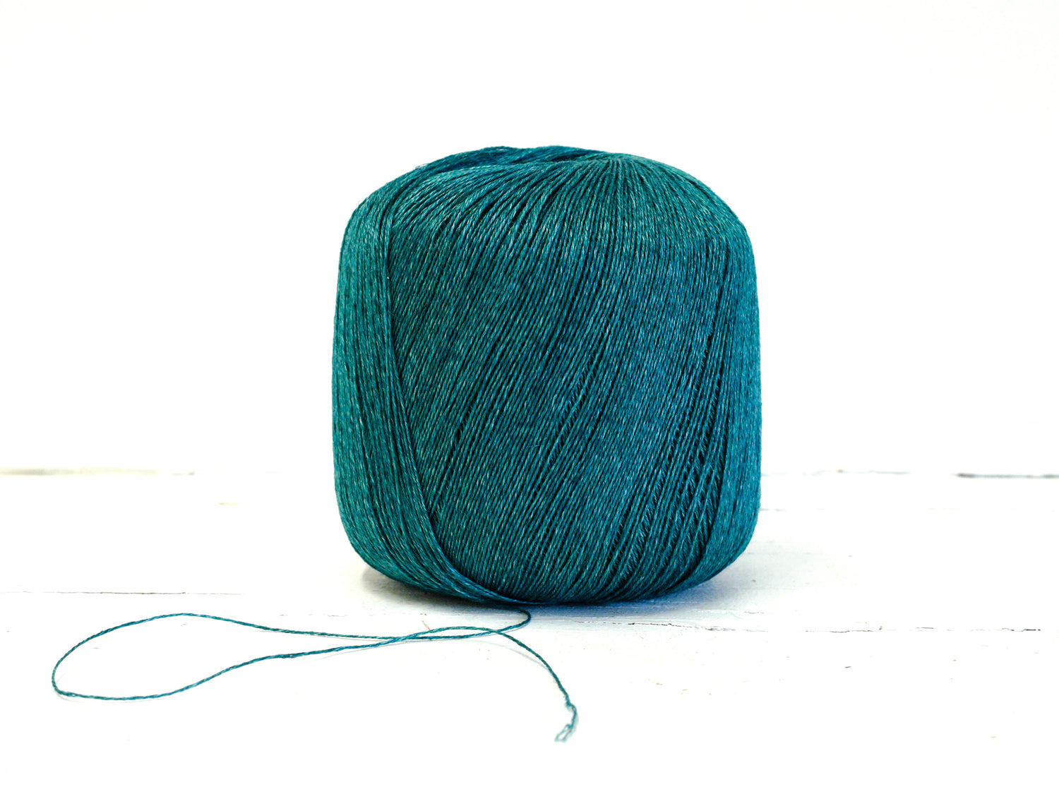 Emerald green 100% linen yarn 100g/600m
