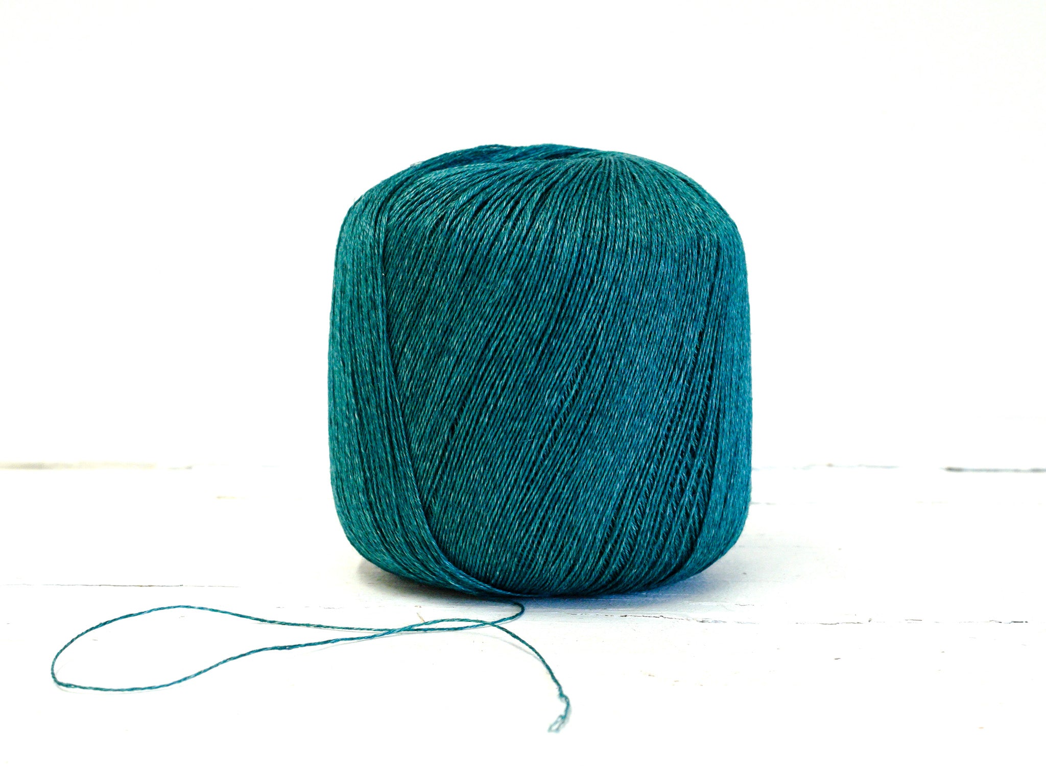 Emerald green 100% linen yarn 100g/600m