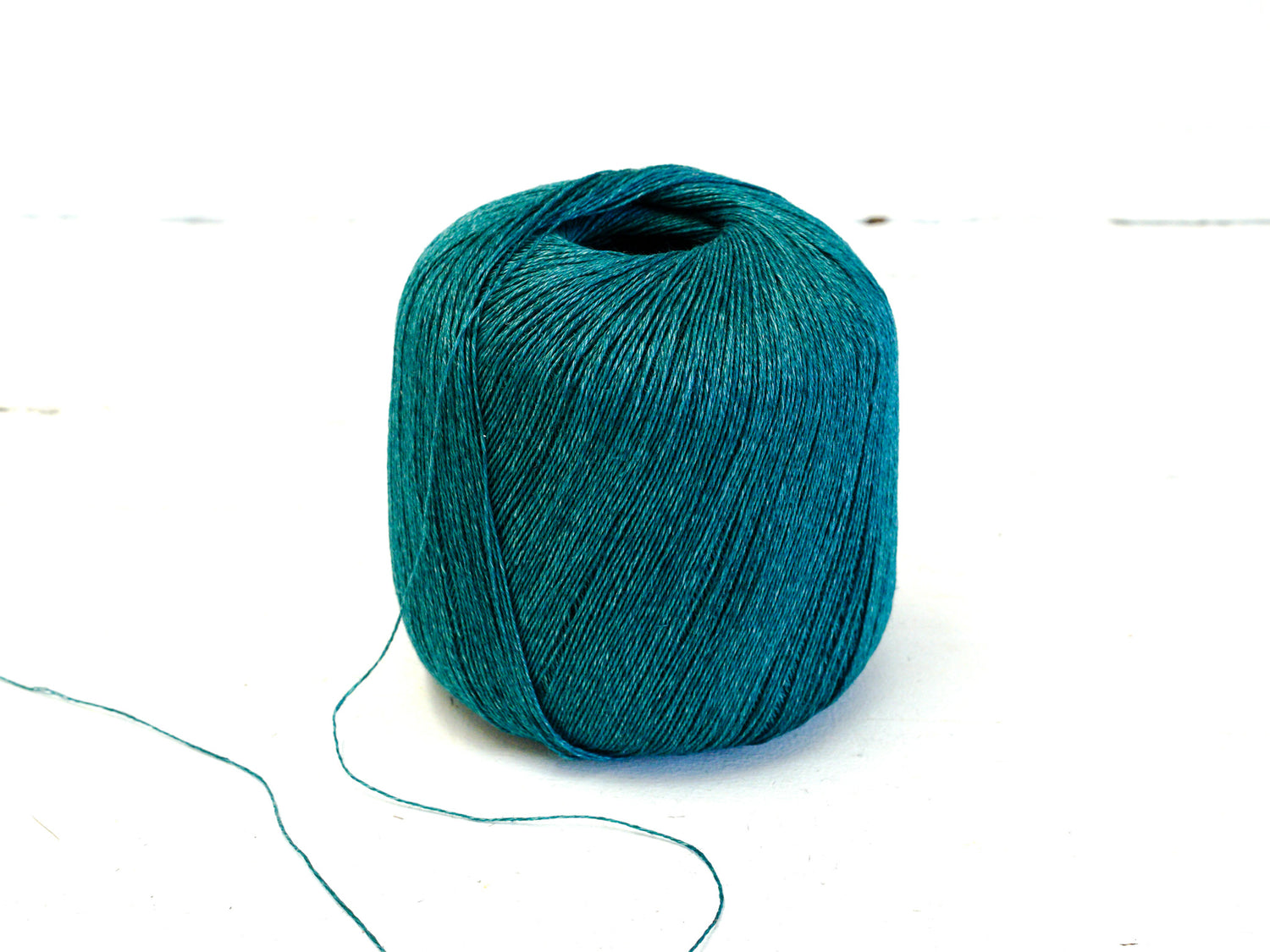 Emerald green 100% linen yarn 100g/600m