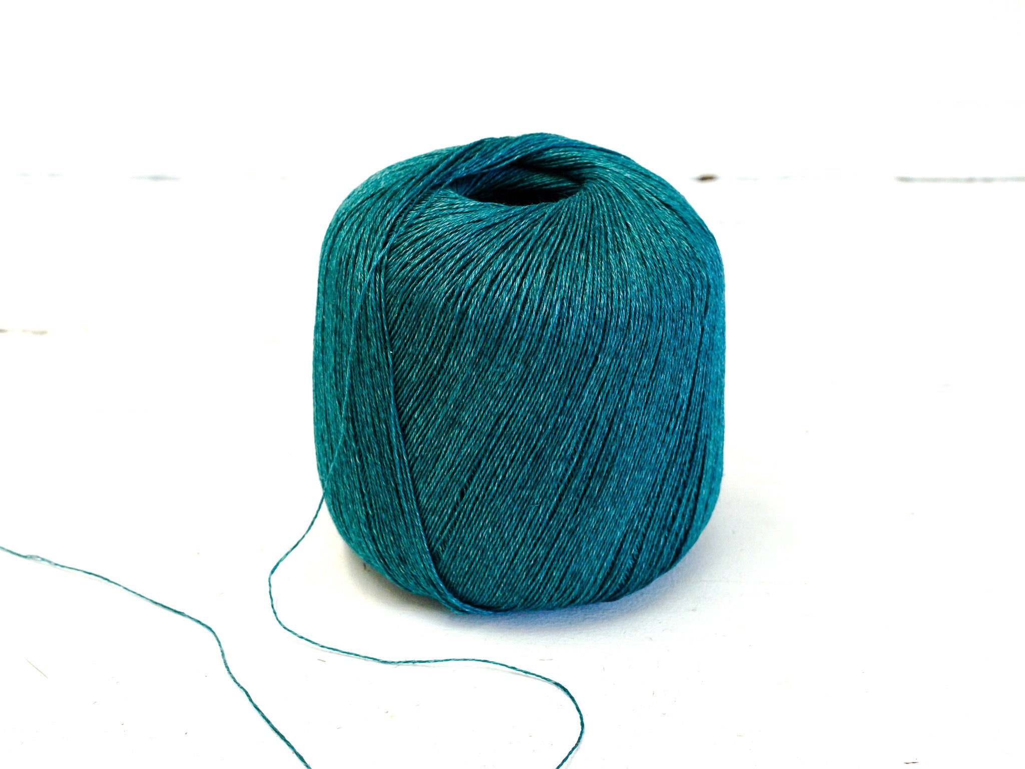 Emerald green 100% linen yarn 100g/600m