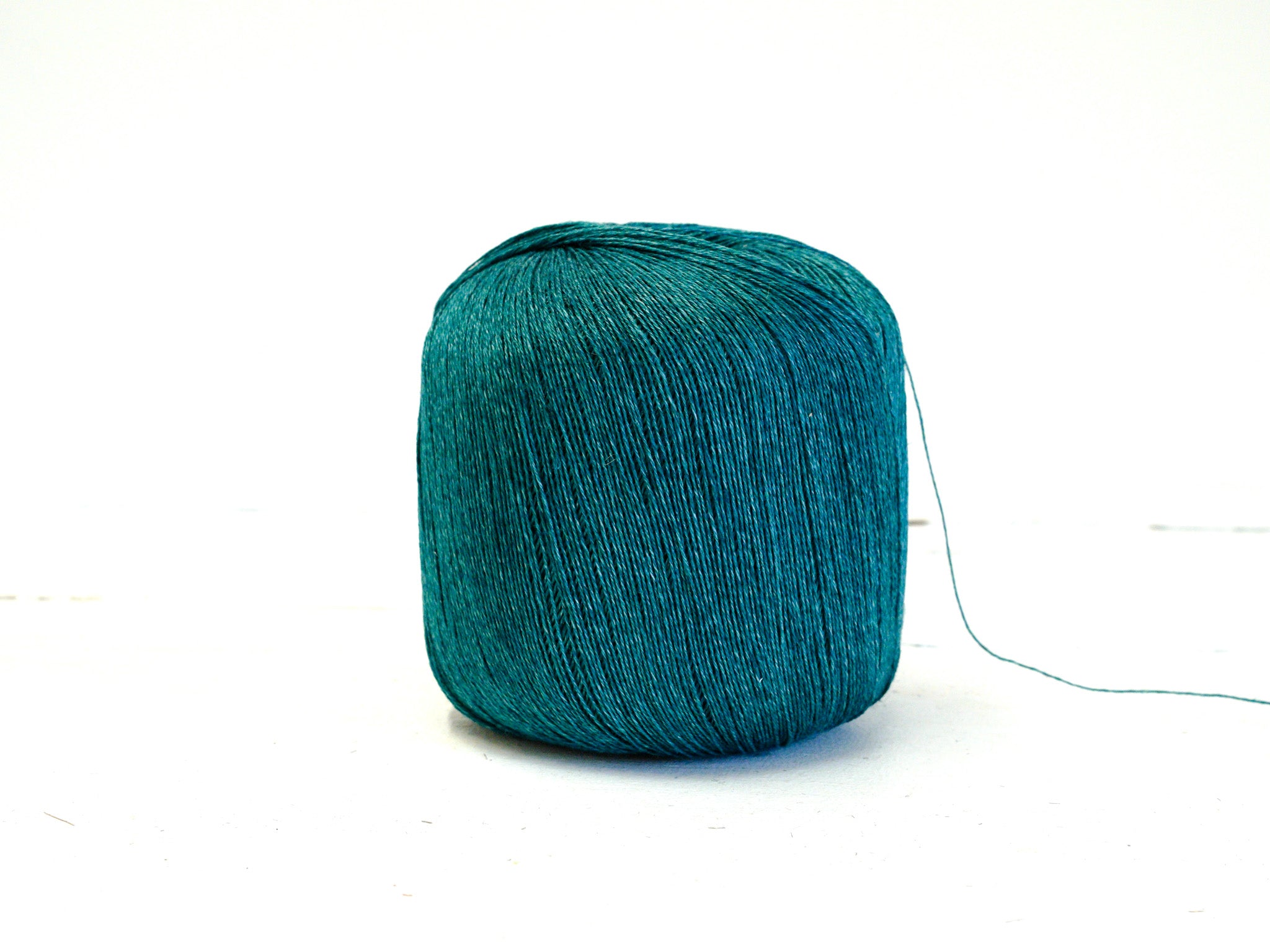 Emerald green 100% linen yarn 100g/600m