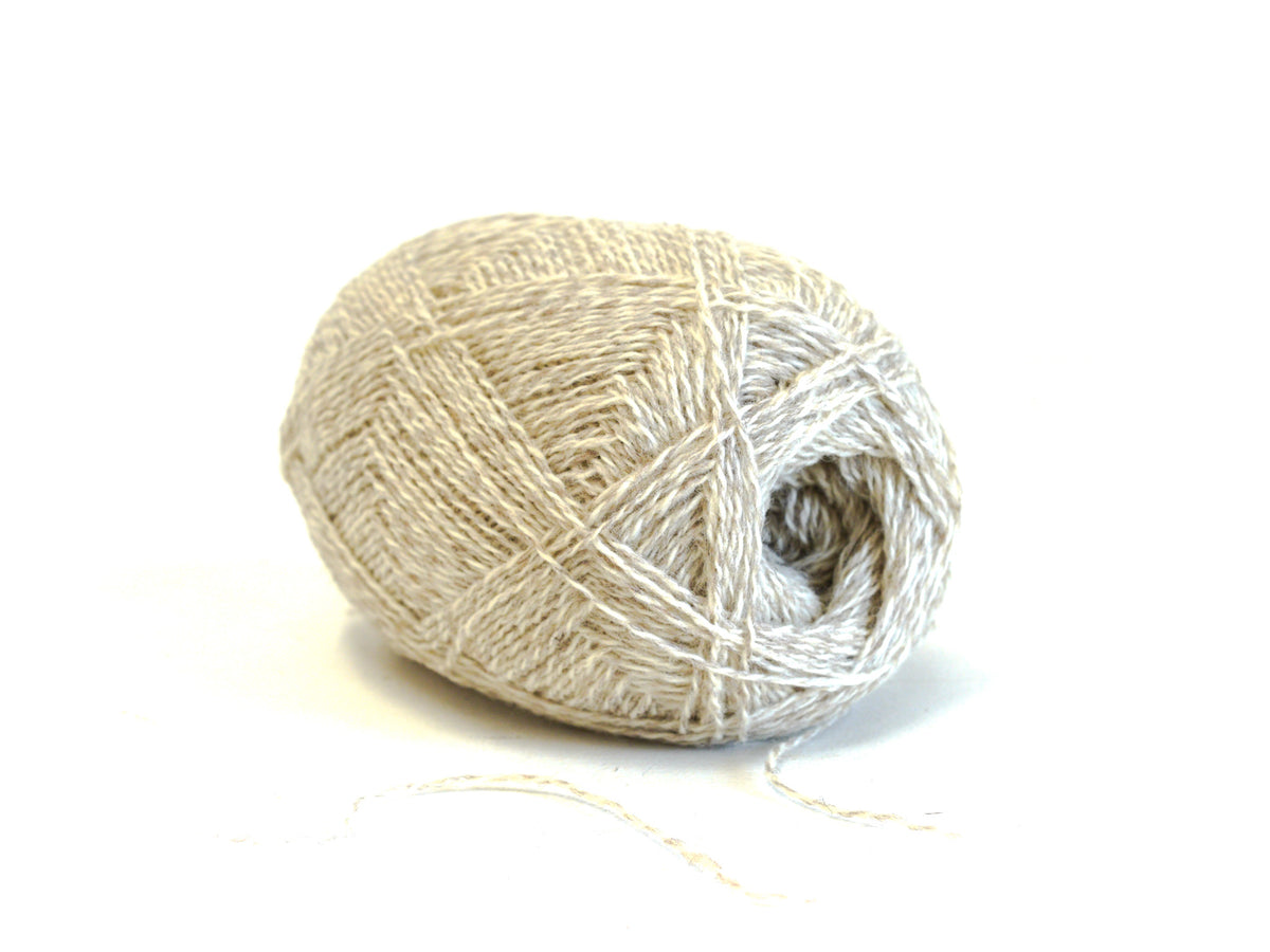 Beige-weiße neuseeländische Fingeringwolle - 280