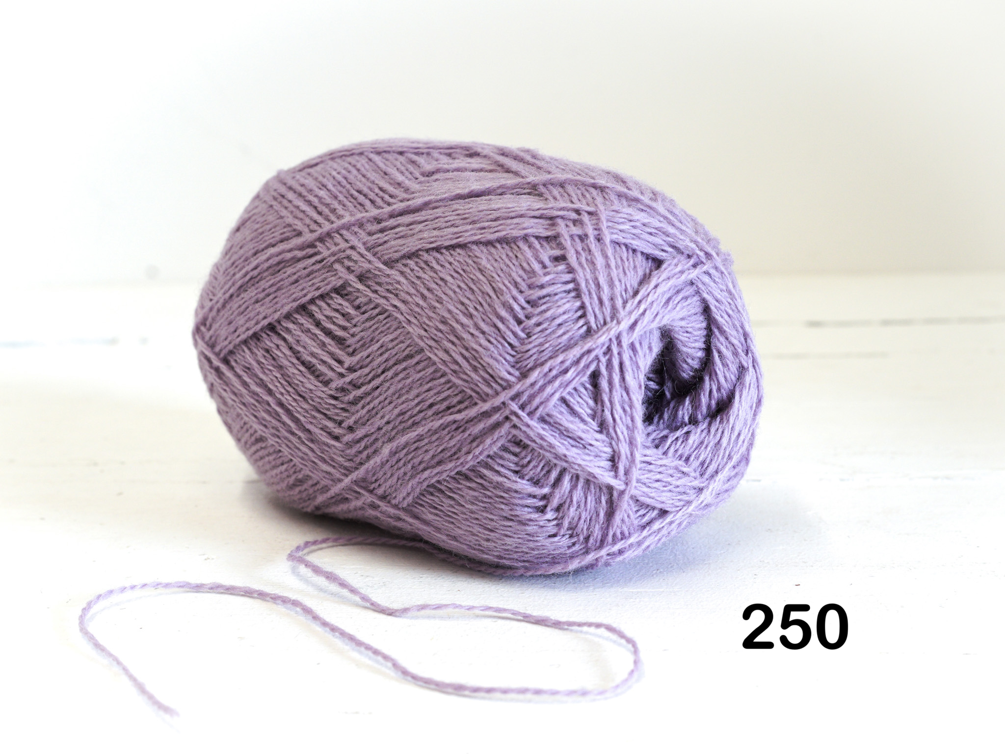 Purple New Zealand wool yarn - 250