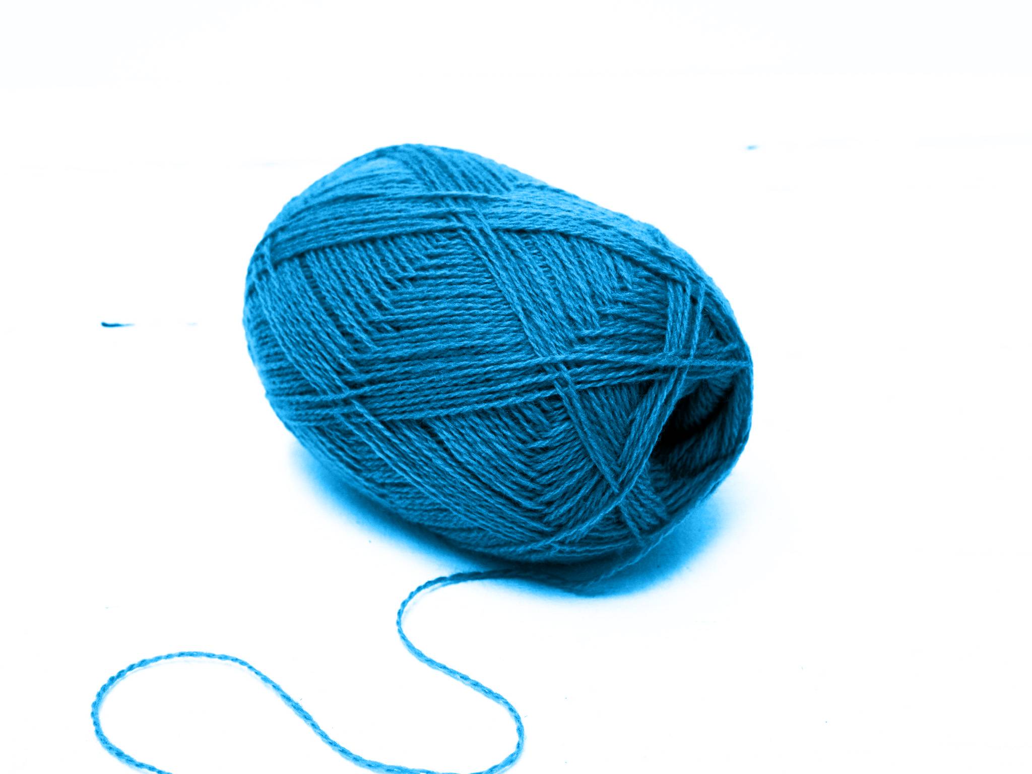 Vibrant blue New Zealand wool yarn - 437