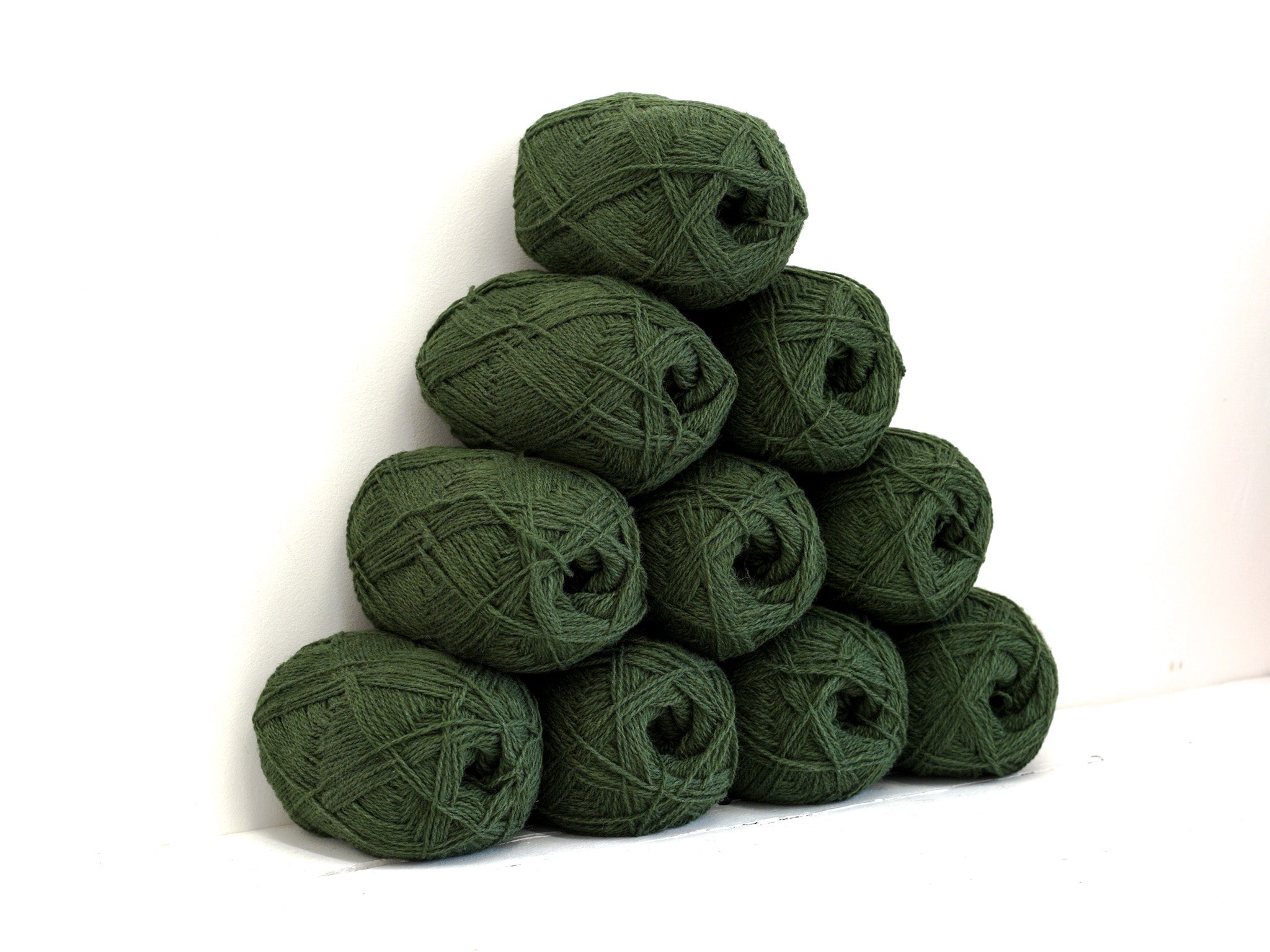 Forest green New Zealand wool yarn - 350