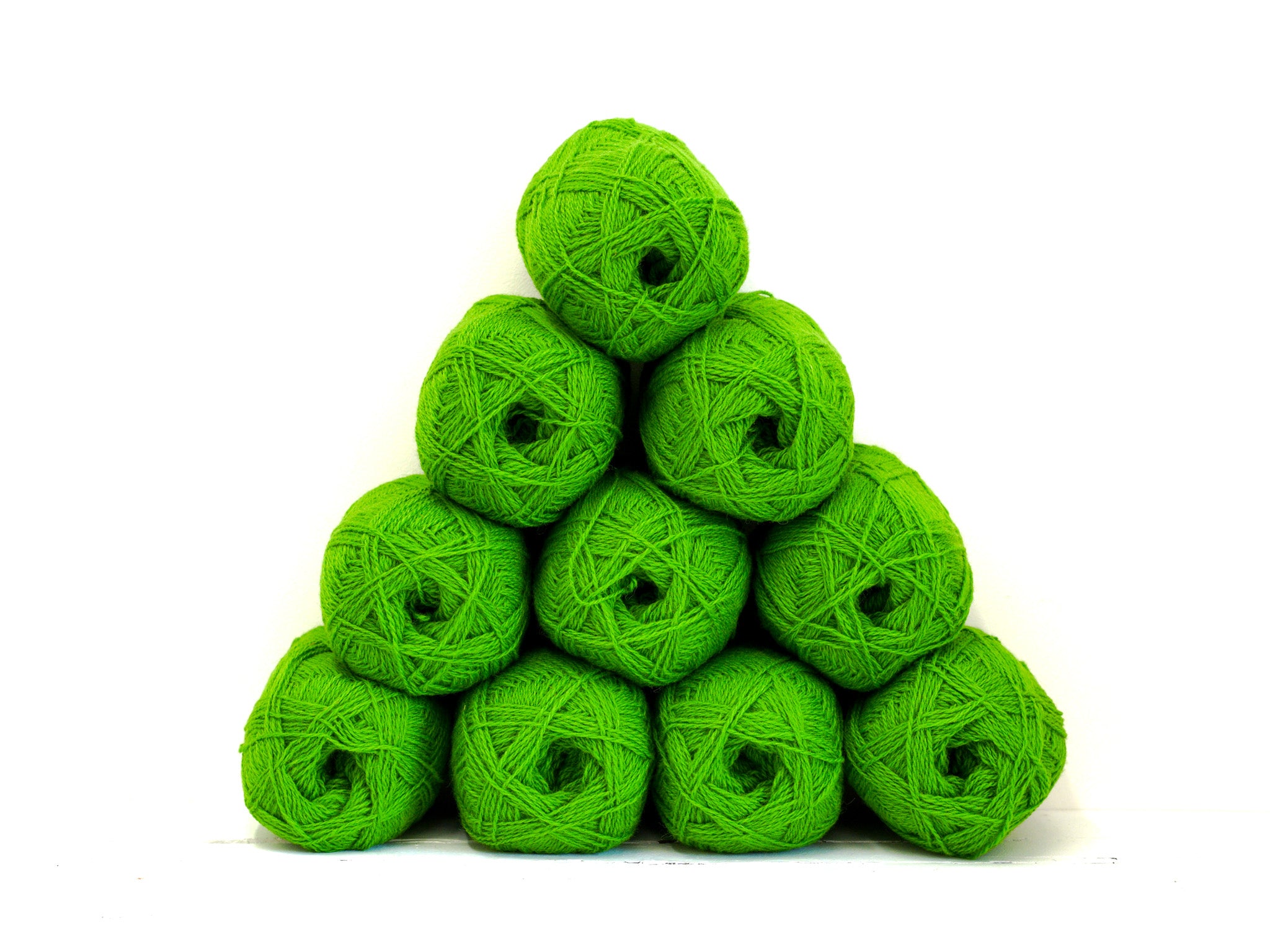 Vibrant green New Zealand wool yarn - 345