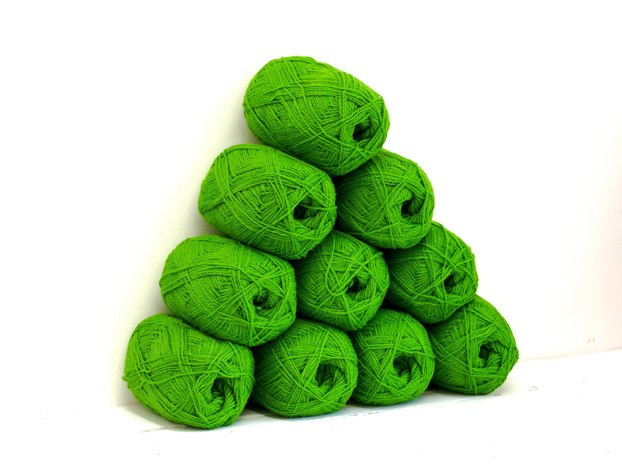 Vibrant green New Zealand wool yarn - 345