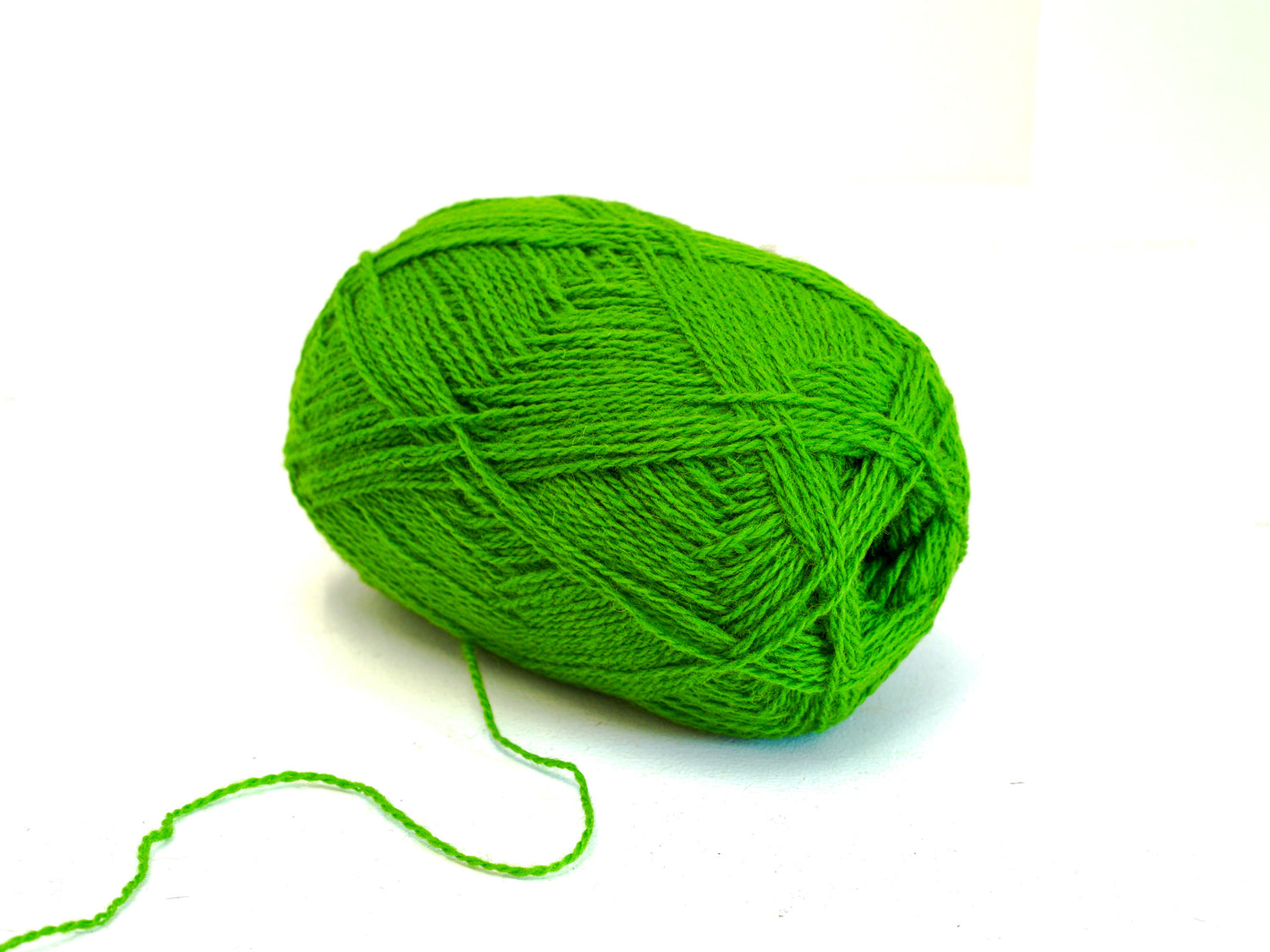 Vibrant green New Zealand wool yarn - 345