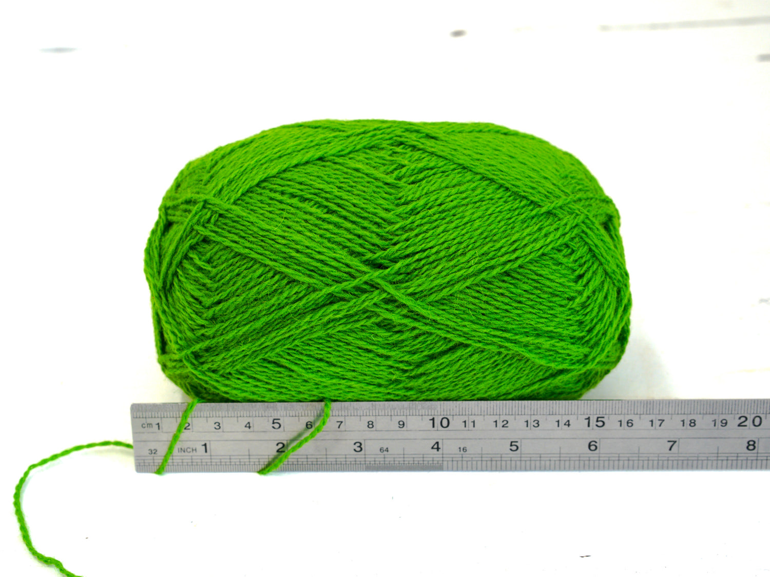 Vibrant green New Zealand wool yarn - 345