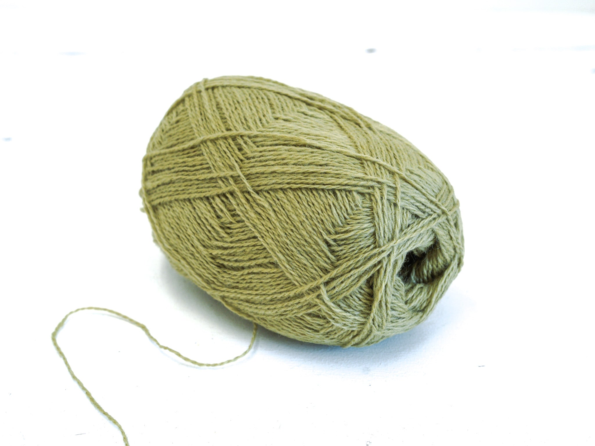 Neuseeländisches Fingering-Wollgarn in Pistaziengrün – 100 g / 3,5 oz., Farbe 330