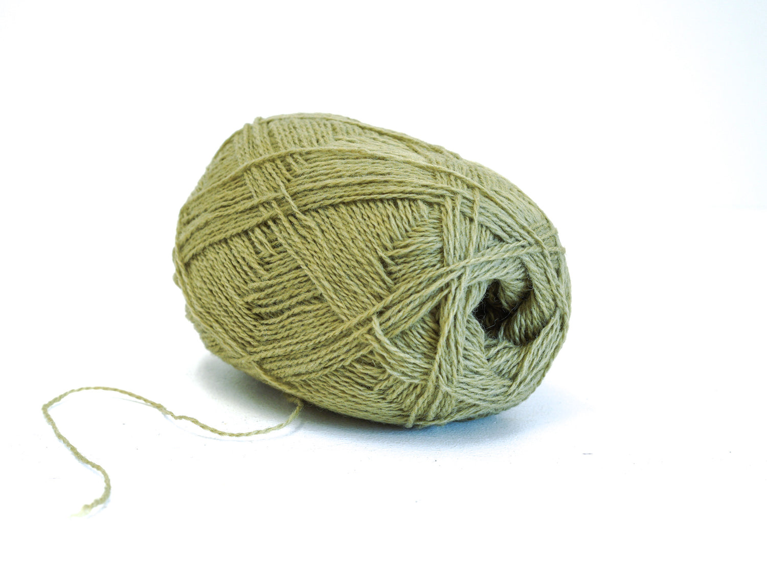 Neuseeländisches Fingering-Wollgarn in Pistaziengrün – 100 g / 3,5 oz., Farbe 330