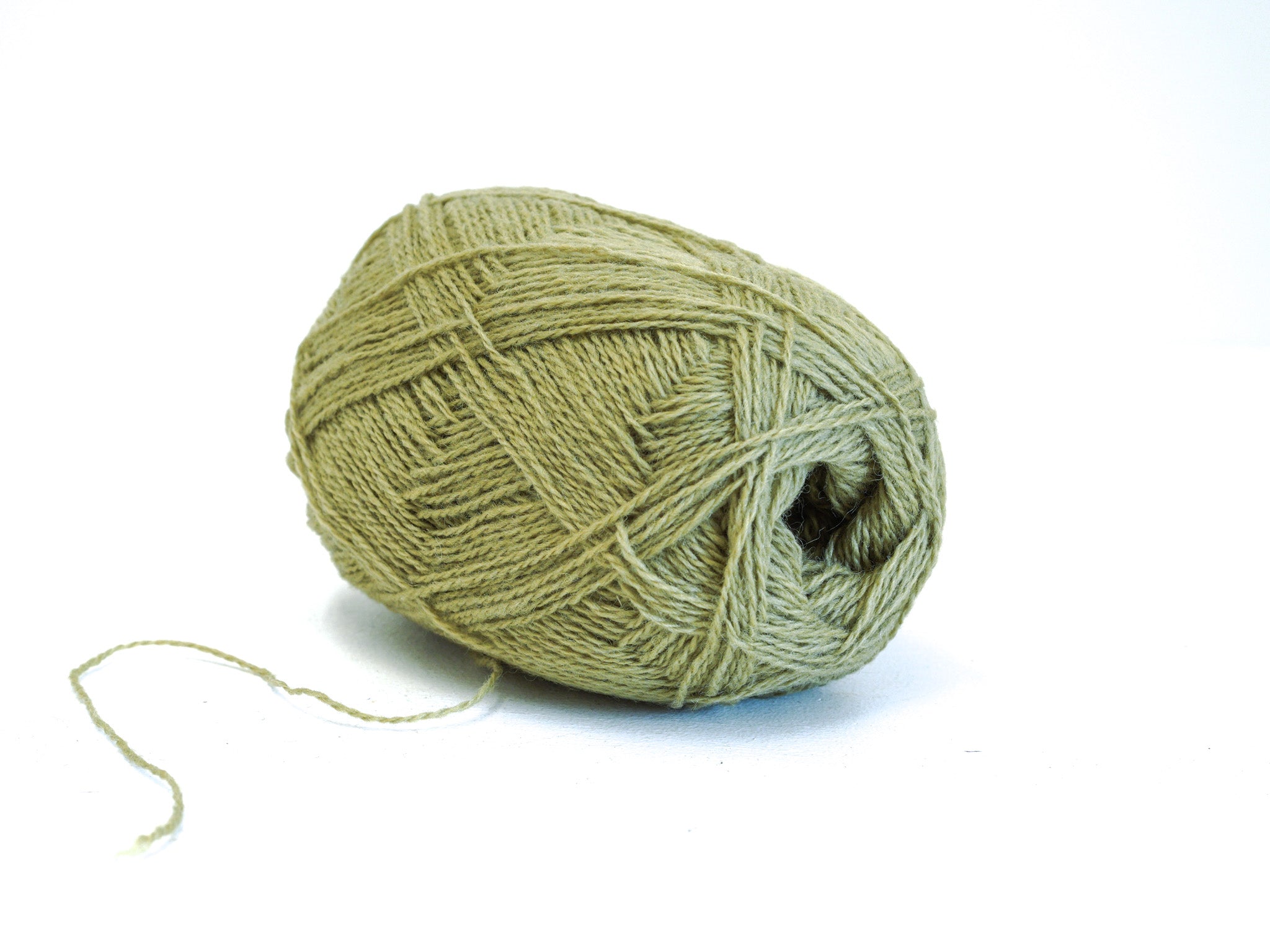 Neuseeländisches Fingering-Wollgarn in Pistaziengrün – 100 g / 3,5 oz., Farbe 330