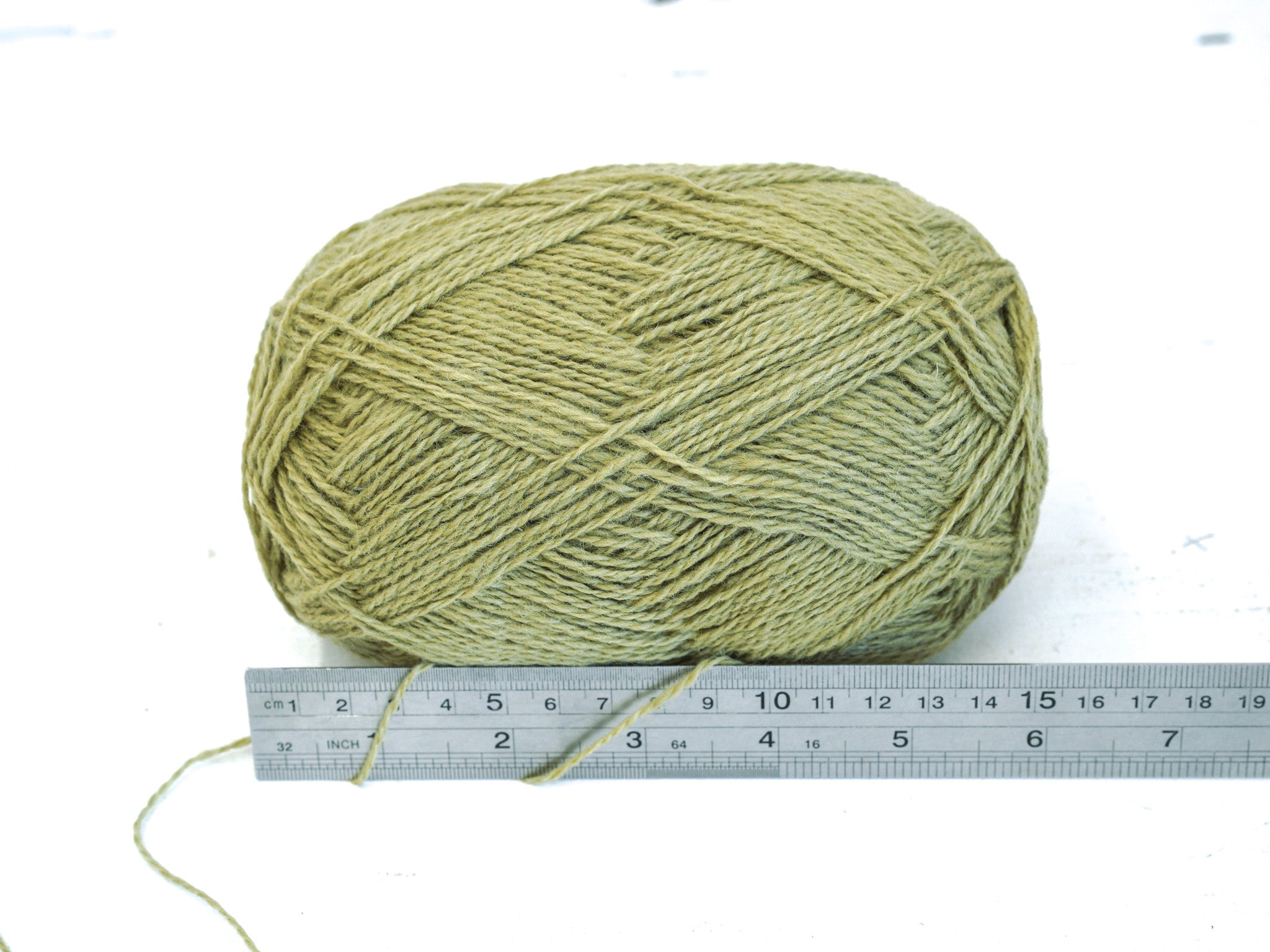 Neuseeländisches Fingering-Wollgarn in Pistaziengrün – 100 g / 3,5 oz., Farbe 330