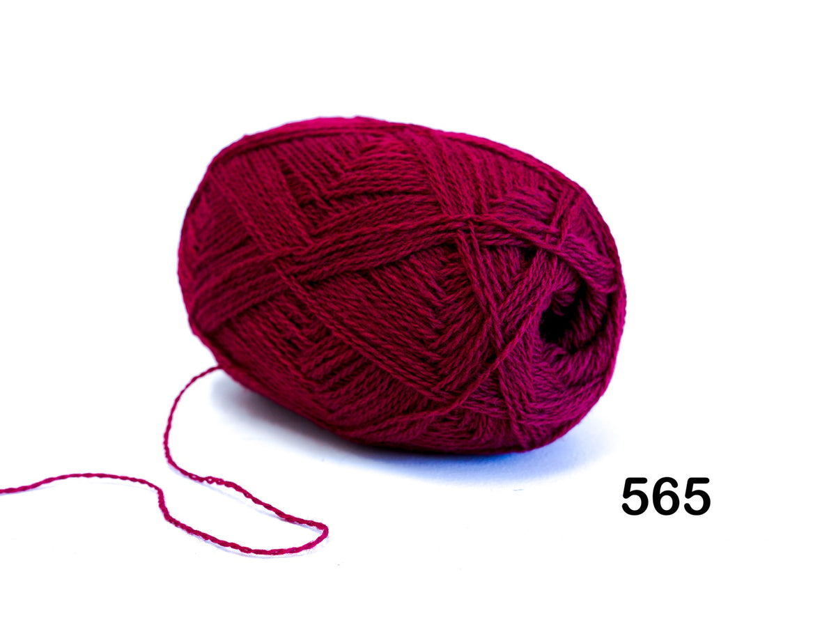 Rotweinfarbenes Wollgarn-565