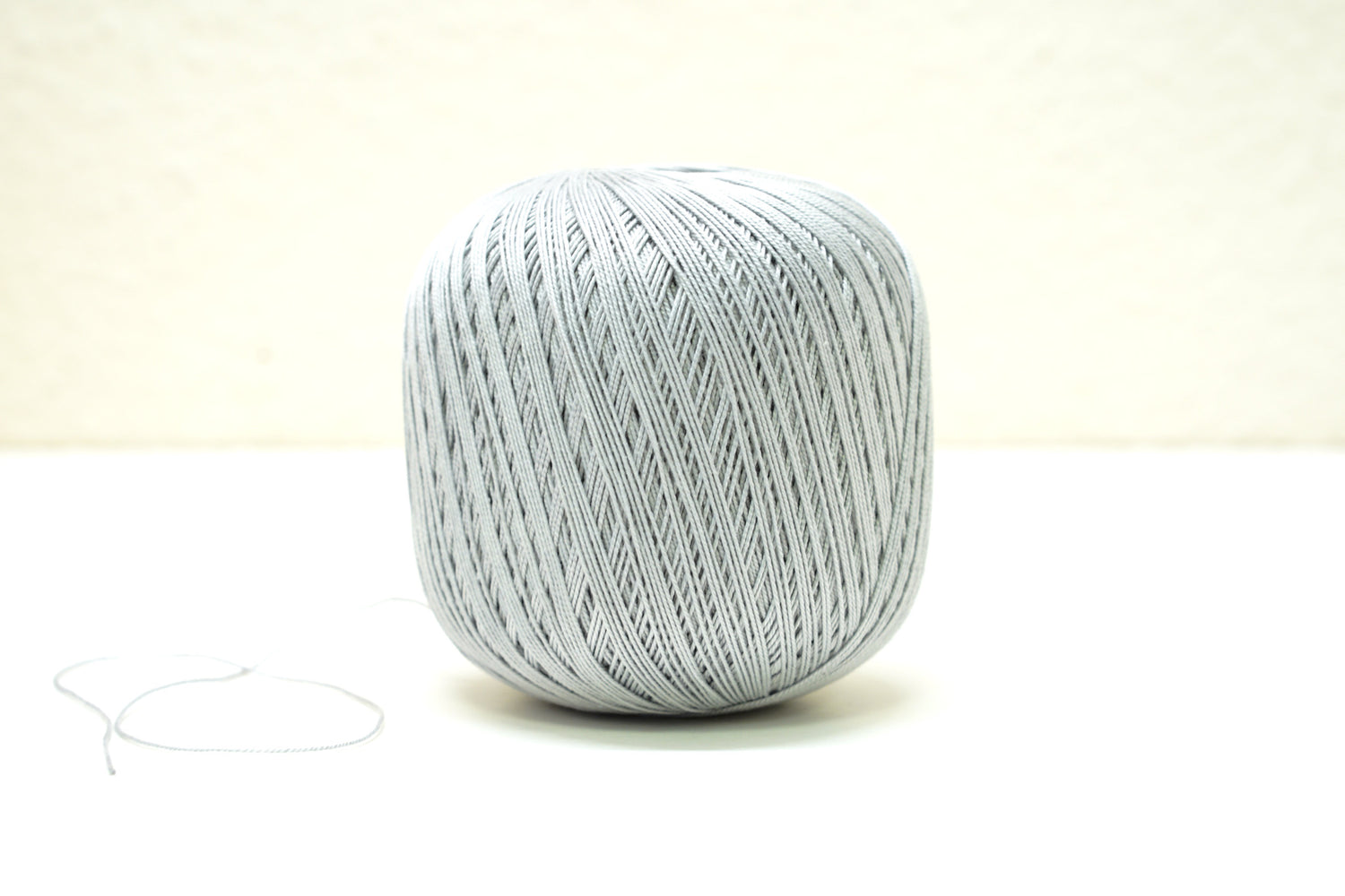 Silbergraue merzerisierte Baumwolle 100g/452m 