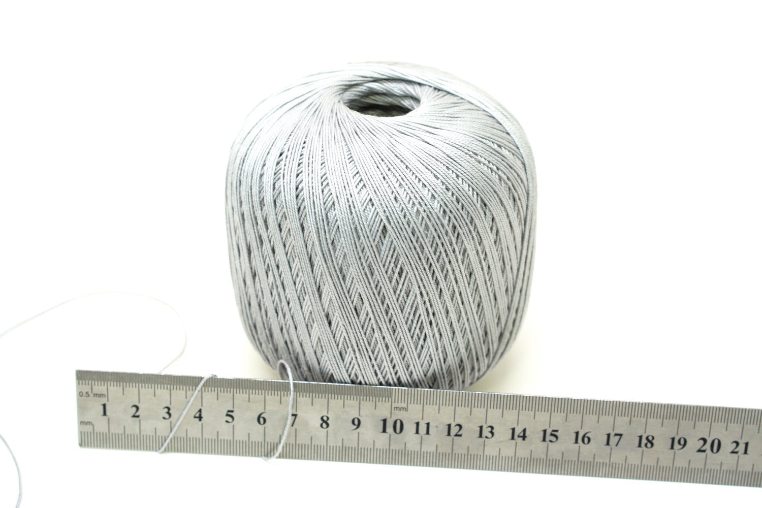 Silbergraue merzerisierte Baumwolle 100g/452m 