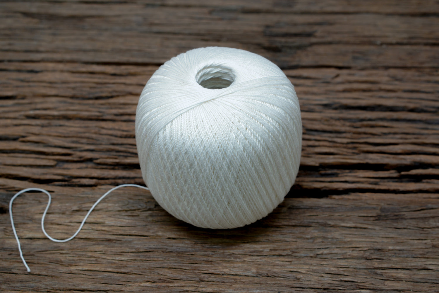 Milk white color mercerised cotton 100g/452m