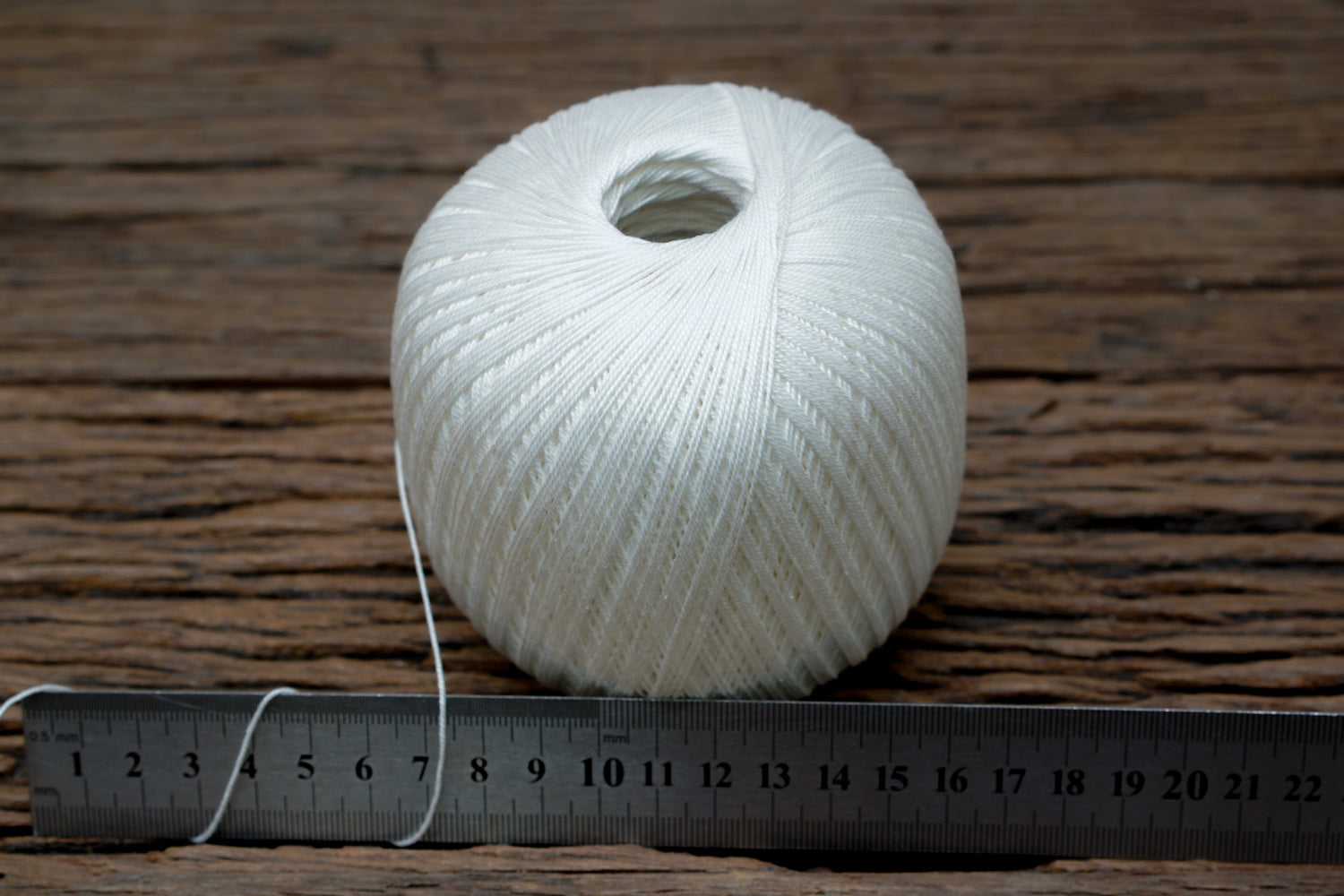 Milk white color mercerised cotton 100g/452m